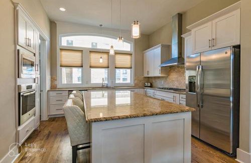 Nashville House | GLITZ & GUITARS I Stylish 3BR with Rooftop Hot Tub in East Nashville
