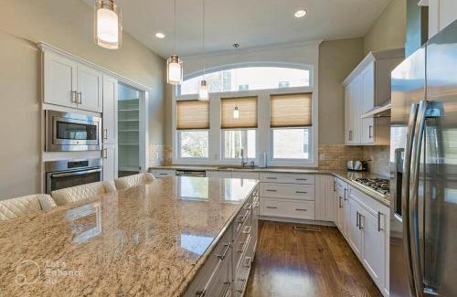 Nashville House | GLITZ & GUITARS I Stylish 3BR with Rooftop Hot Tub in East Nashville