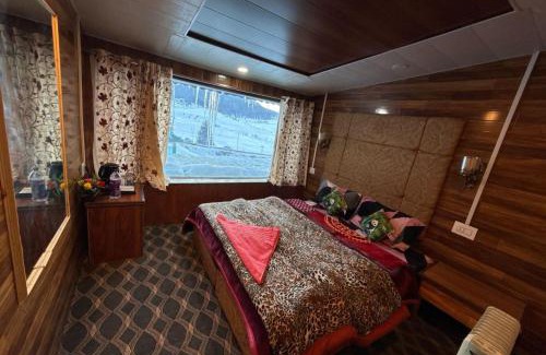 Srinagar House | Global Hotel & Restaurant, Gulmarg