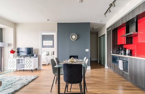 Toronto Entertainment District Condo | GLOBALSTAY. Executive 2BR 2BA Condo in DT. Gym, Pool, Hot Tub