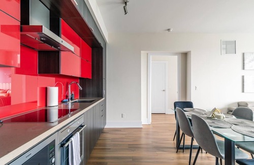 Toronto Entertainment District Condo | GLOBALSTAY. Executive 2BR 2BA Condo in DT. Gym, Pool, Hot Tub