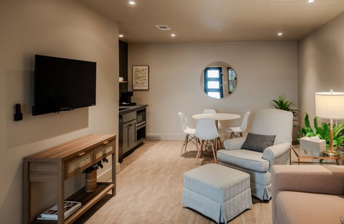 Brazos Hotel | Gloria Inn Unit 8 -5 minutes from Baylor and 2 Blocks to Magnolia