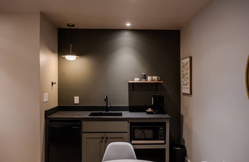 Brazos Hotel | Gloria Inn Unit 8 -5 minutes from Baylor and 2 Blocks to Magnolia