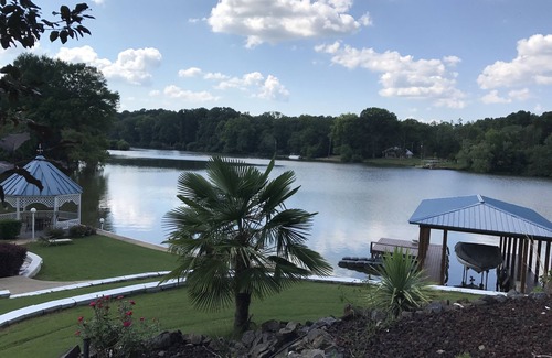 Mid America House | Glorious gateway 4 bedroom lake home- Discount Rates!