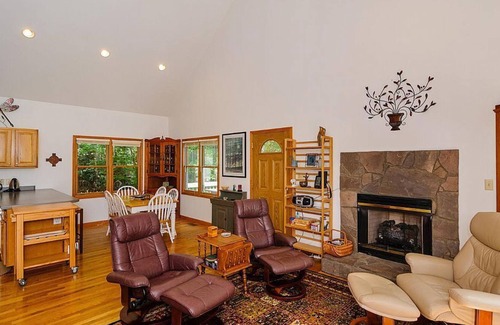 Fletcher Cabin | Glorious Mountain Views of Mt Pisgah, Sleeps up to 8, Within 12 minutes of downtown Asheville