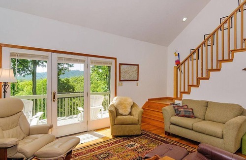 Fletcher Cabin | Glorious Mountain Views of Mt Pisgah, Sleeps up to 8, Within 12 minutes of downtown Asheville
