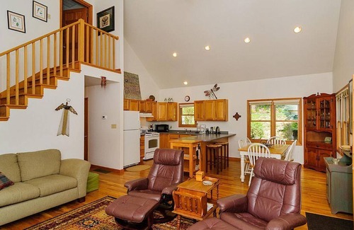 Fletcher Cabin | Glorious Mountain Views of Mt Pisgah, Sleeps up to 8, Within 12 minutes of downtown Asheville