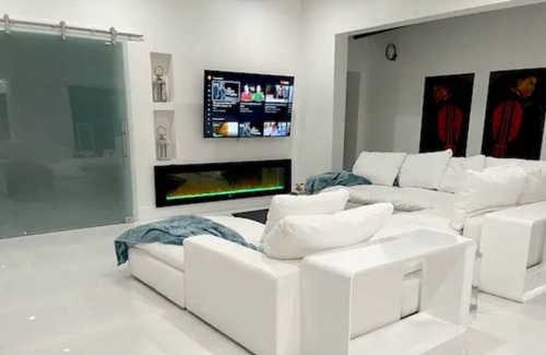 Golden Glades Villa | Glory to God, A Modern Villa! Near Beach.