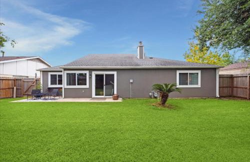 Clear Lake Villa | Gmas House 3 BR 2 BA House with fully Fenced Backyard