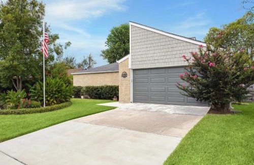 Clear Lake Villa | Gmas House 3 BR 2 BA House with fully Fenced Backyard