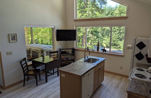 Packwood Apartment | Gnome Home: Cozy duplex studio apartment with AC, WiFi, in peaceful Packwood
