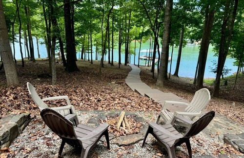 Gumlog House | Go Jump in the Lake! Family friendly retreat with Tesla/EV charger.