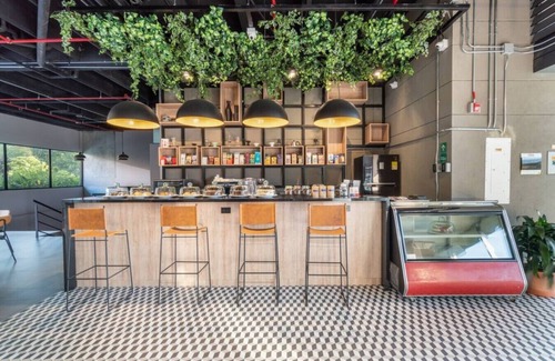 La Aguacatala Apartment | Go Living 1013 · Stylish Loft apt, kitchenette & AC and coworking