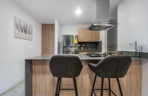 La Aguacatala Apartment | Go Living 402 · Cozy Apt near Milla de Oro with AC, GYM & Co-work
