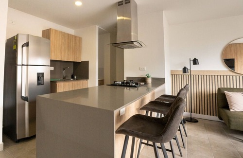 La Aguacatala Apartment | Go Living 702 · Modern Apt near Milla de Oro with AC and Balcony
