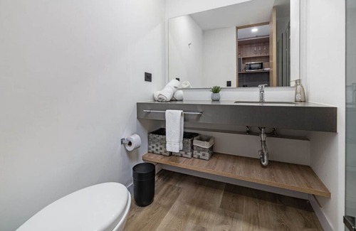 La Aguacatala Villa | Go Living 901 · Modern Loft with kitchenette & AC by HOUSY HOST