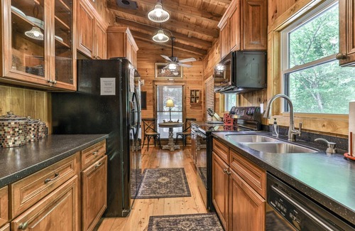 Walnut Mountain Cabin | Go With The Flow-Creek front, only 10 mins to downtown Ellijay/Minimum Age Requ