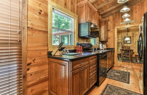 Walnut Mountain Cabin | Go With The Flow-Creek front, only 10 mins to downtown Ellijay/Minimum Age Requ