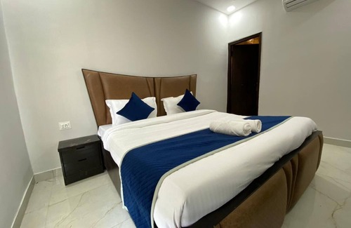 Noida Resort | GoBravo 12 - Vansh 4Bhk Farm w/t Pool Sec135 Noida