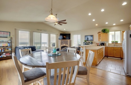 Gold Beach House | Gold Beach Retreat: Private Hot Tub + Ocean Views!