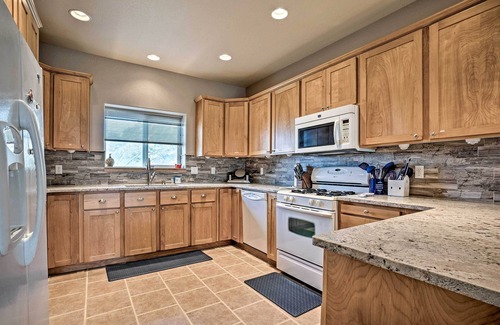 Gold Beach House | Gold Beach Townhome with Ocean Views & Sunroom!