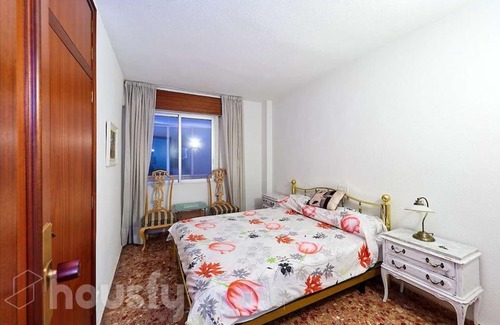Ensanche Diputacion House | Gold Bedroom in the Center of Alicante