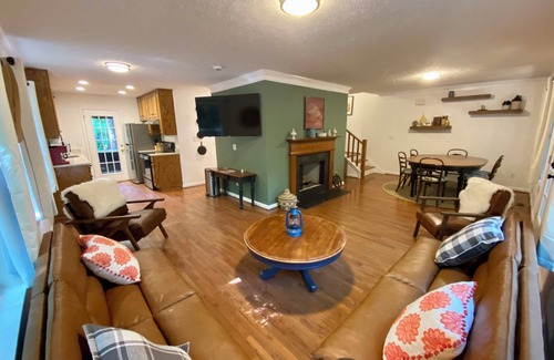 Dahlonega Cabin | Gold Dust Getaway - Near Downtown/Hot Tub/Fire-Pit/Dog-Friendly