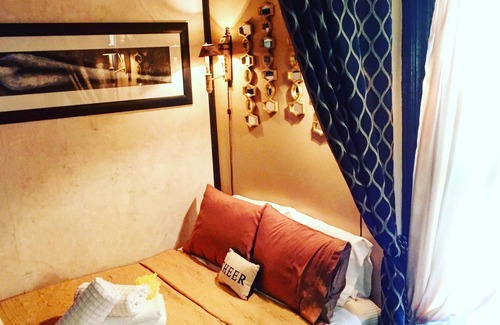 Downtown Niagara Falls Bed & Breakfast | Gold Room at Aaron House. Walk to Everything