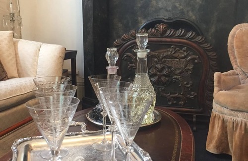 Downtown Niagara Falls Bed & Breakfast | Gold Room at Aaron House. Walk to Everything