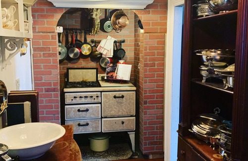 Downtown Niagara Falls Bed & Breakfast | Gold Room at Aaron House. Walk to Everything