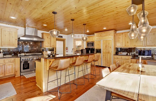 Eagle Mountain Estates Cabin | Gold Rush Lodge Luxe Log Cabin Chalet at Big Bear Lake