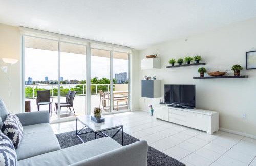Sunny Isles Beach Apartment | Golden Bay 302
