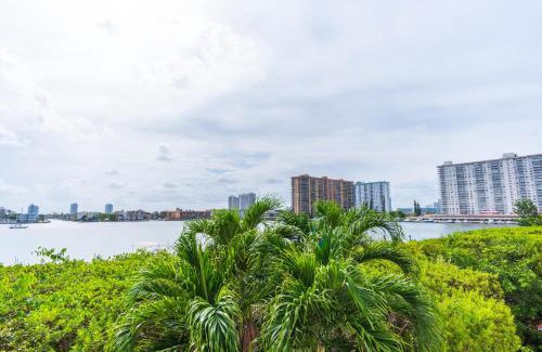 Sunny Isles Beach Apartment | Golden Bay 302