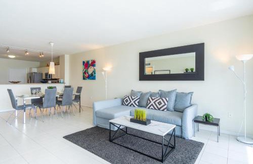 Sunny Isles Beach Apartment | Golden Bay 302
