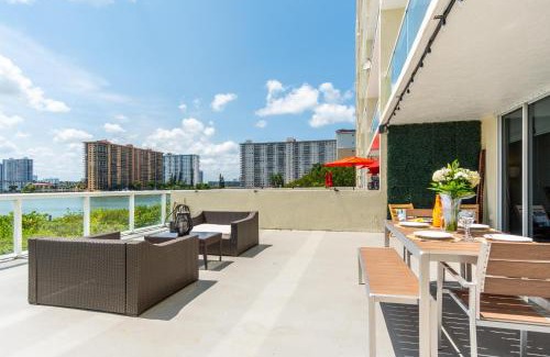 Sunny Isles Beach Apartment | Golden Bay 303