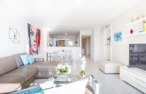 Sunny Isles Beach Apartment | Golden Bay 506