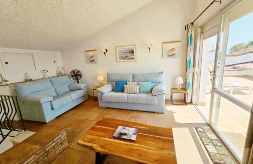 Bahia Dorada Ski Chalet | Golden Bay beach house by Lica