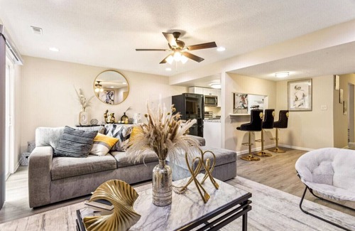 Northwest Apartment | Golden Bloom - 3/2 condo