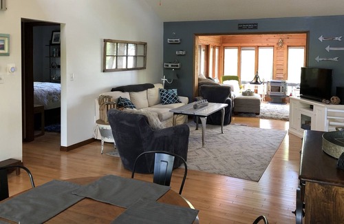 Whitehall House | Golden Gate Cottage -White Lake & Lake Michigan - relaxing -boating -fishing!