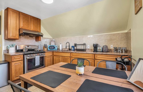 East Rock Apartment | Golden Gem in the Heart of East Rock | Cozy Comfortable 3BR Near DT | Yale