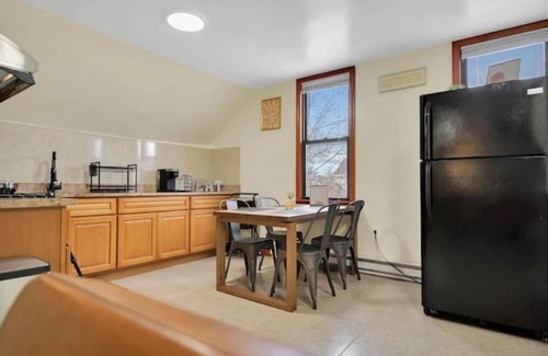 East Rock Apartment | Golden Gem in the Heart of East Rock | Cozy Comfortable 3BR Near DT | Yale