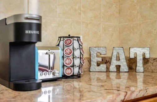 East Rock Apartment | Golden Gem in the Heart of East Rock | Cozy Comfortable 3BR Near DT | Yale
