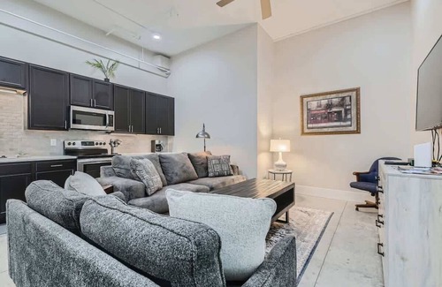 Golden Apartment | Golden Getaway, Spacious 2BR Walk to Trails