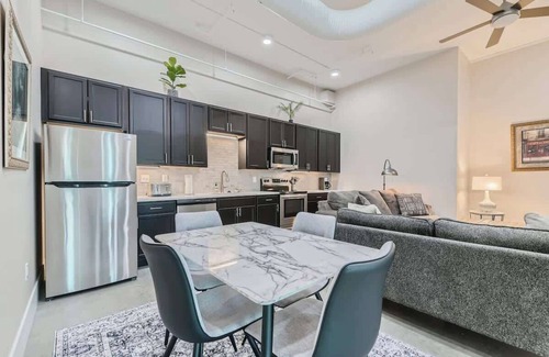 Golden Apartment | Golden Getaway, Spacious 2BR Walk to Trails