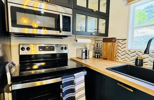 Kissimmee Cottage | Golden Grove Sanctuary - 5 miles to Disney parks