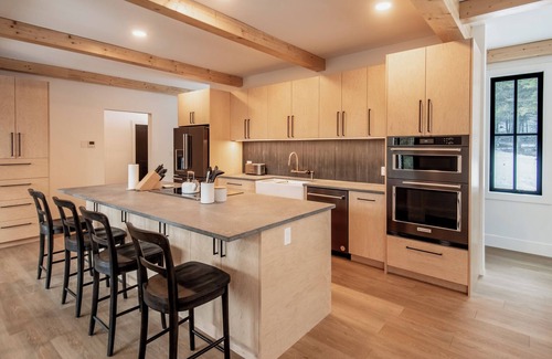 Golden House | Golden Hour: 3-bedroom luxury home in the Canadian Wilderness
