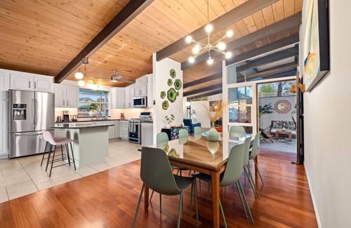 Lincoln Acres House | Golden Hour Bliss: Pool, Hot Tub & Firepit