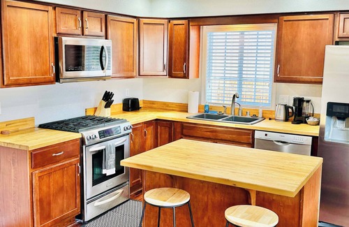 Sparks House | Golden Hour Haven/Sleeps 9