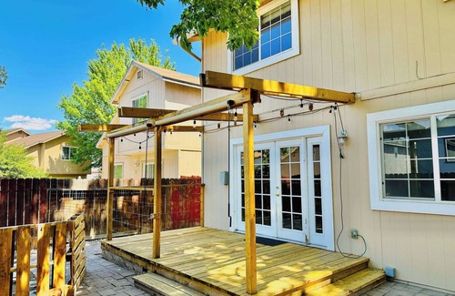 Sparks House | Golden Hour Haven/Sleeps 9