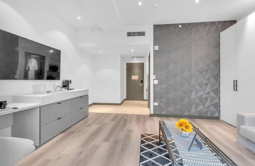 Downtown Newark Apartment | Golden Nugget 1 Queen Bed, 1 Twin Near EWR-PENN-PRUD-Free Parking